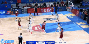 挺身而出!曾凡博潇洒上篮得手后周琦内线拿分 联手带队保持优势