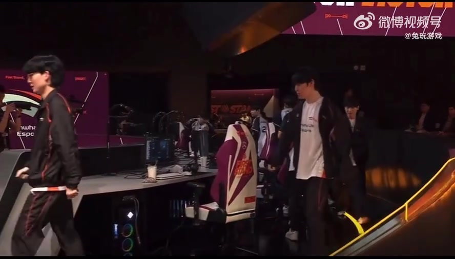 韩网热议CFO Driver赛后90度鞠躬:看到偶像了 zeus和viper吓到了
